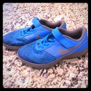 Boys Nike size 2 Flex contact